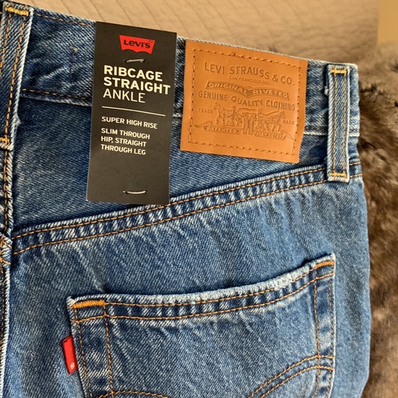 NWT Levi’s premium ribcage straight ankle distressed med wash 28” - Picture 13 of 16